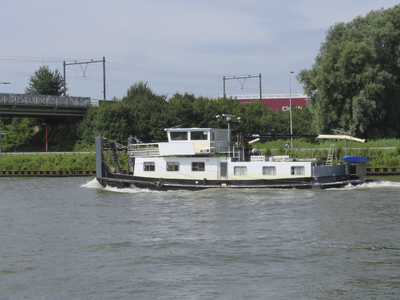 907489 Afbeelding van een duwboot op het Amsterdam-Rijnkanaal te Utrecht, ter hoogte van de Vleutensespoorbrug (links).